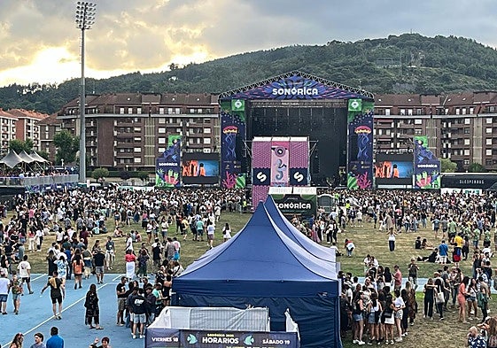 Camisas a juego, buen tiempo y ganas de disfrutar iluminan la apertura del festival en Castro