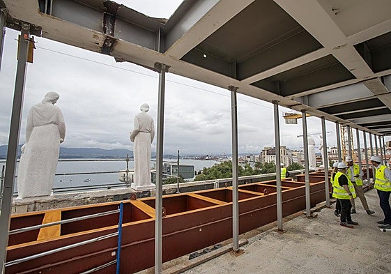 Vistas a la bahía y la ciudad, desde la terraza mirador, donde, en dos volúmenes, se instalará una cafetería y un restaurante, con una pequeña zona multiusos..
