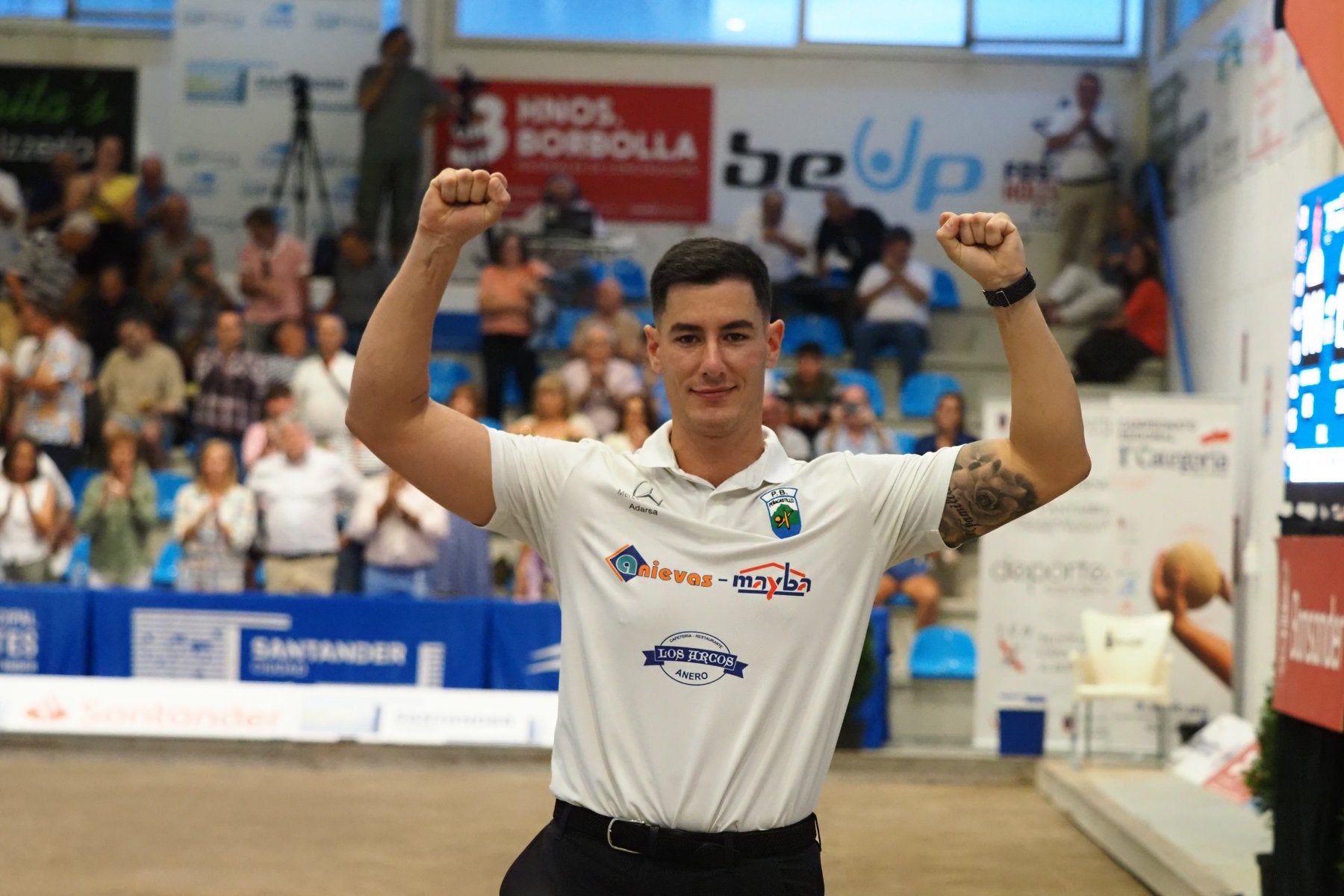 Víctor González festeja su quinto título de campeón regional de Primera Categoría.
