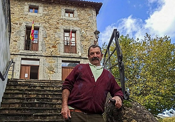 Antonio Fernández ante la sede del Ayuntamiento, en 2024.