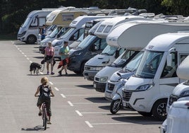El área de autocaravanas del parque de Las Llamas se llena a diario durante los meses de verano.