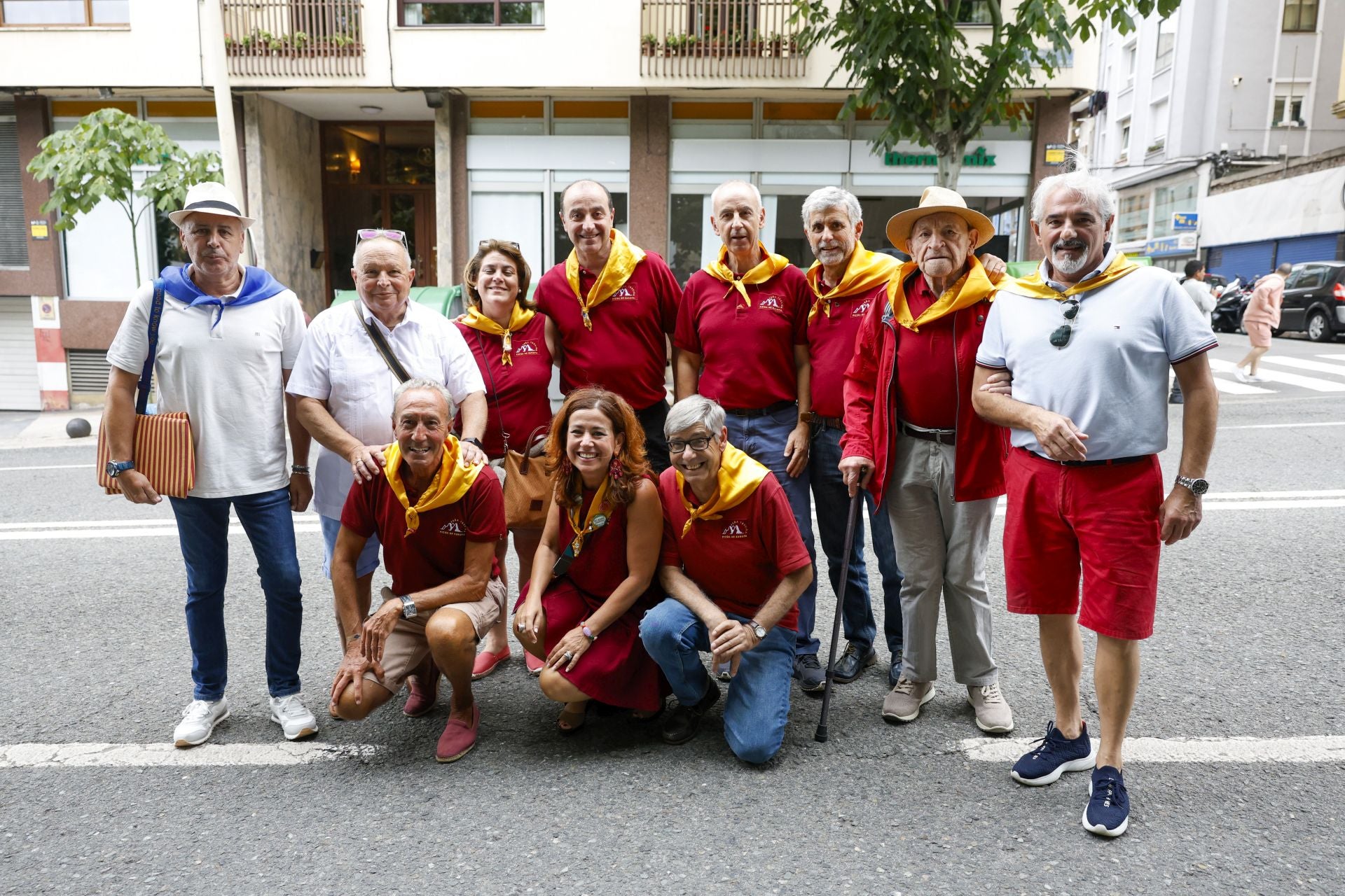 Manuel Ángel Diego, Marcelo Agüero, Laura Guate, Chema Grijuela, Benito Oruña, Félix García, Jesús Gallego y Santiago Macho. Agachados: Javi Raba, Eva Salmón, Jesús Gallego,