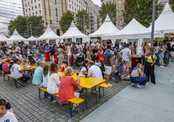 La gente disfruta de la Feria de Día, una de las tradiciones de la Semana Grande, y llena las casetas, como en esta imagen de la Plaza de Alfonso XIII.