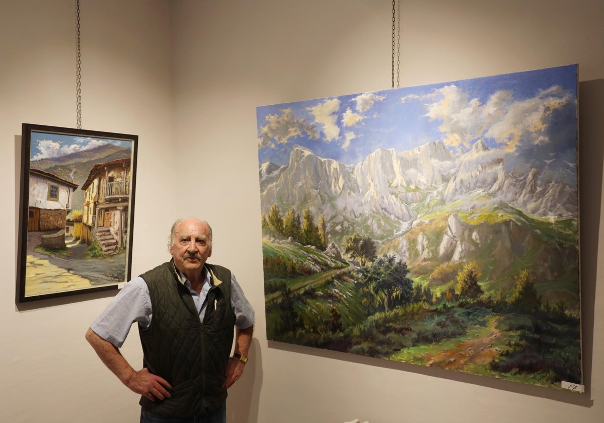Joaquín Besoy con cuadros de Cambarco y Picos de Europa que muestra en la exposición