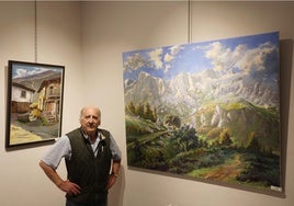 Joaquín Besoy con cuadros de Cambarco y Picos de Europa que muestra en la exposición