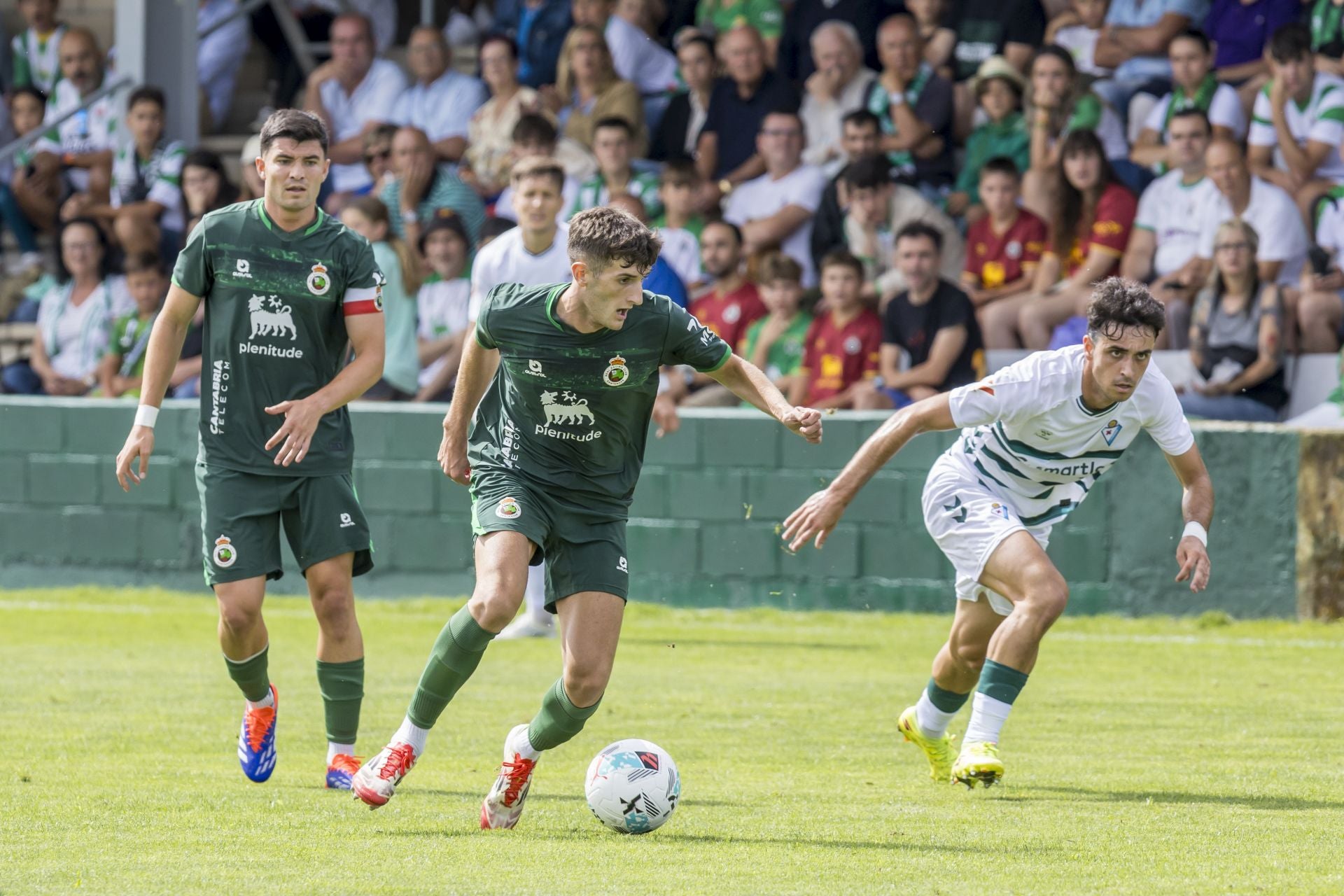 Samu Calera controla el balón, con Aldasoro detrás.