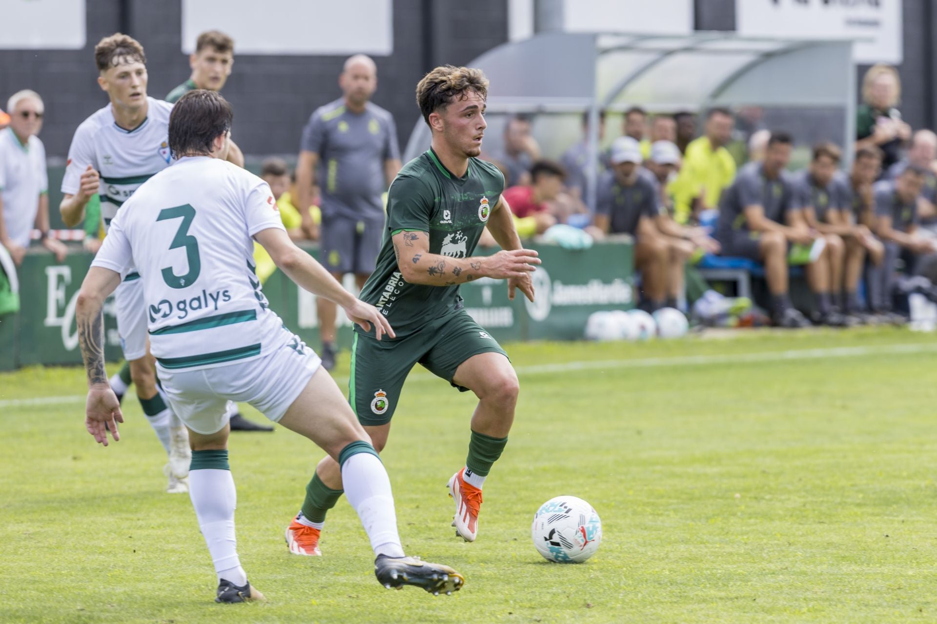 Yeray conduce la pelota durante el encuentro.