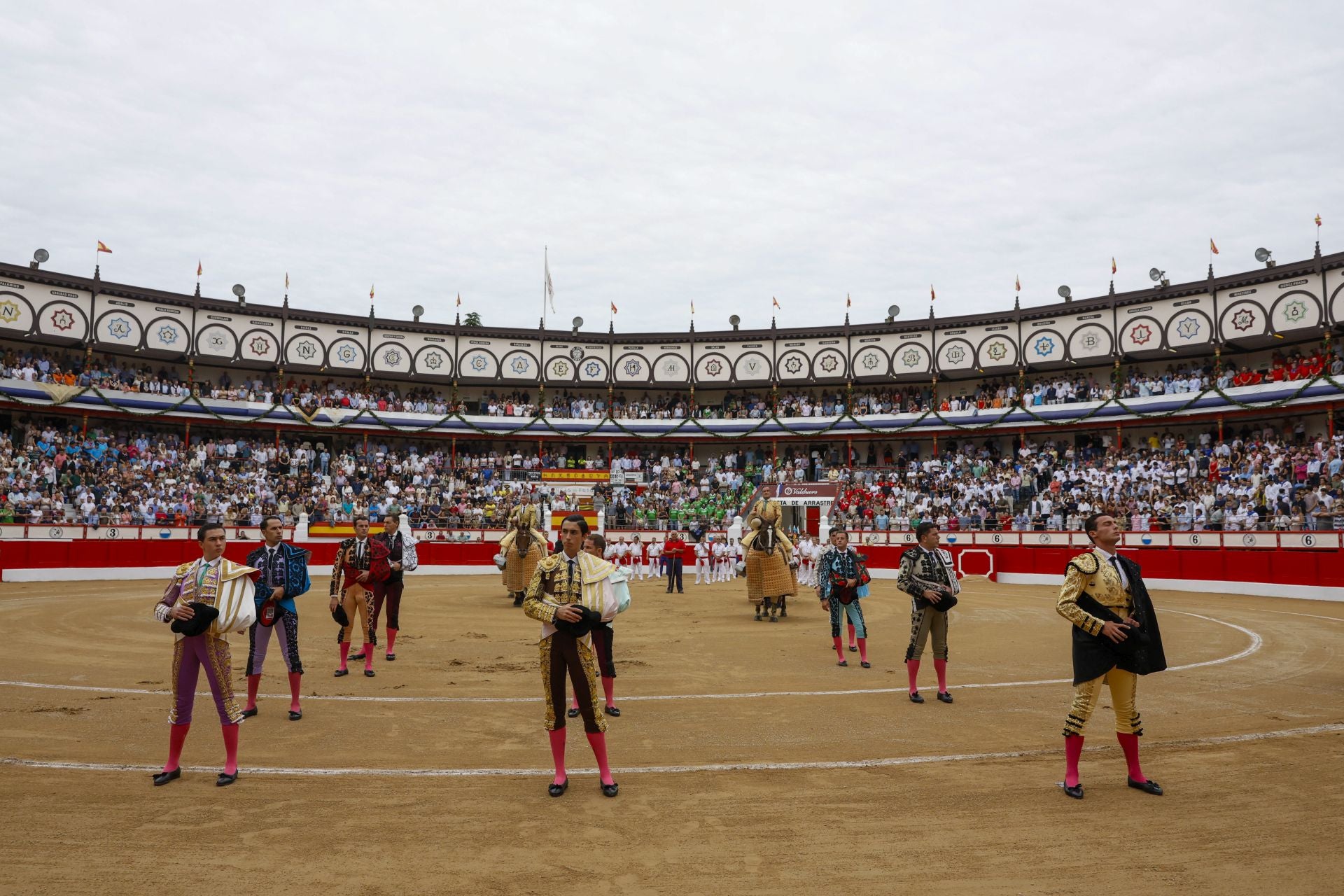 Suena el himno de España durante el paseillo.