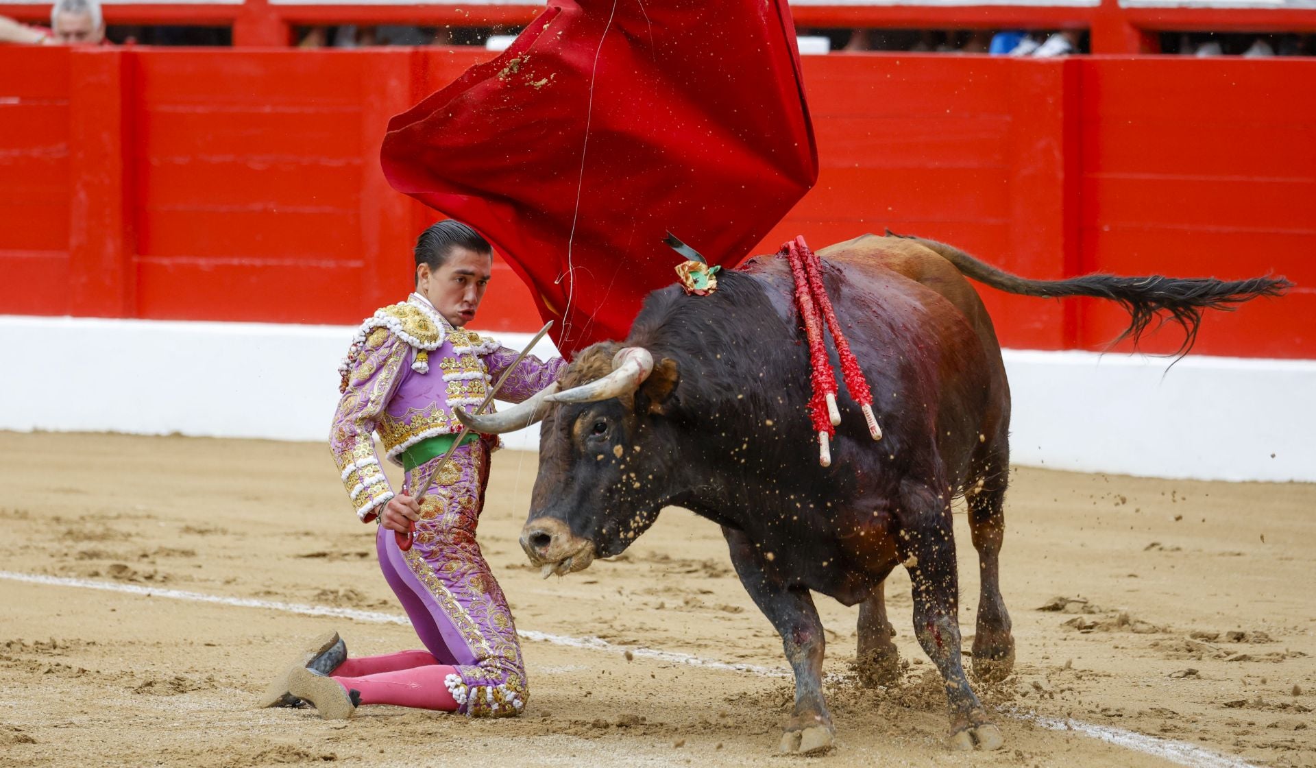 Pase de pecho de rodillas de Bruno Aloi.