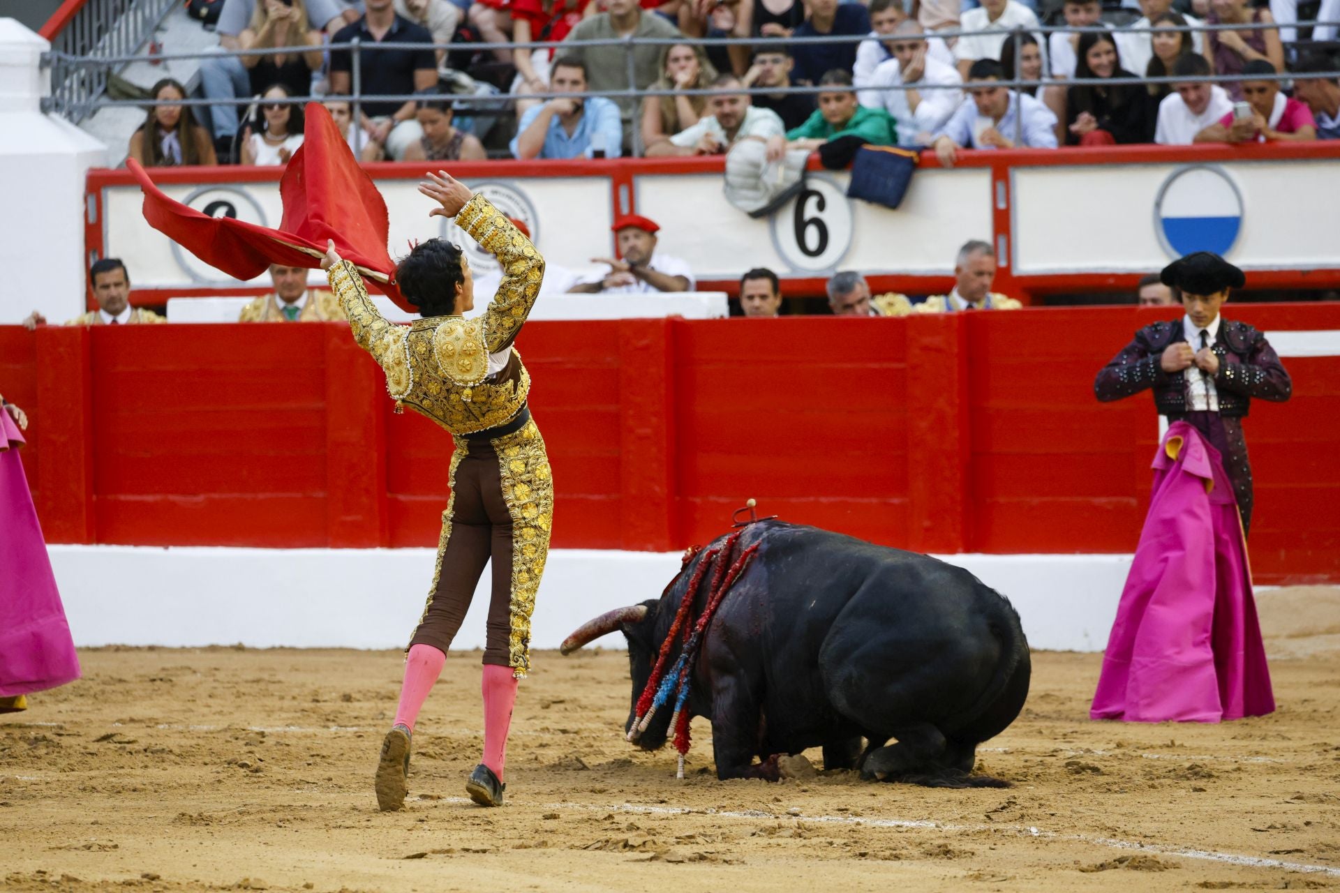 'El Mene' saluda al público tras caer el último novillo del festejo.