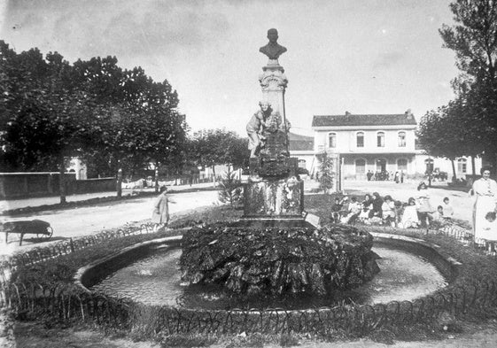 Histórica fotografía del desaparecido busto dedicado a Adolfo Ruiz de Rebolledo, que estuvo ubicado en la Avenida del Cantábrico –hoy Menéndez Pelayo–