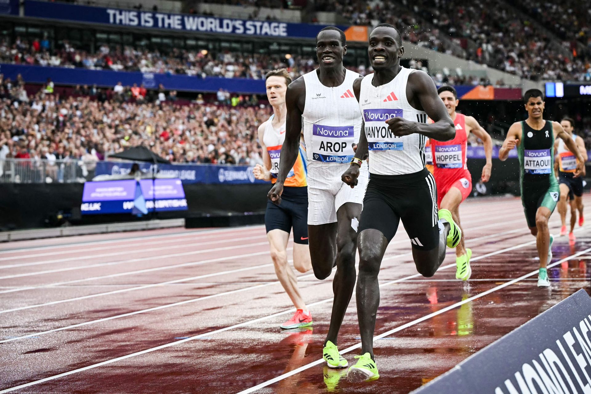 Wanyonyi, en primer término. Al fondo, Attaoui, quinto al final.