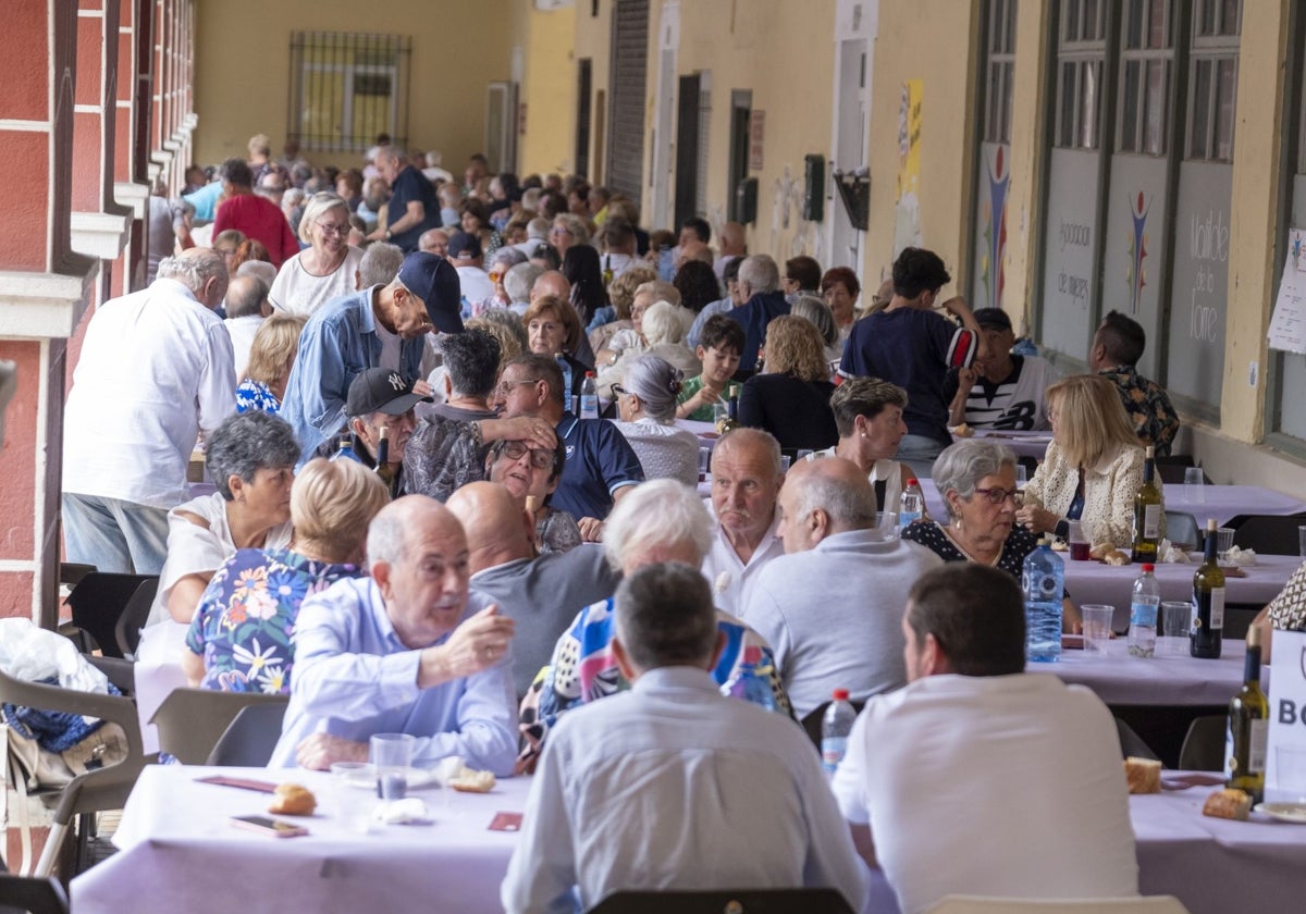 Los vecinos dieron cuenta de la paella en las mesas colocadas en los soportales de la plazuela.