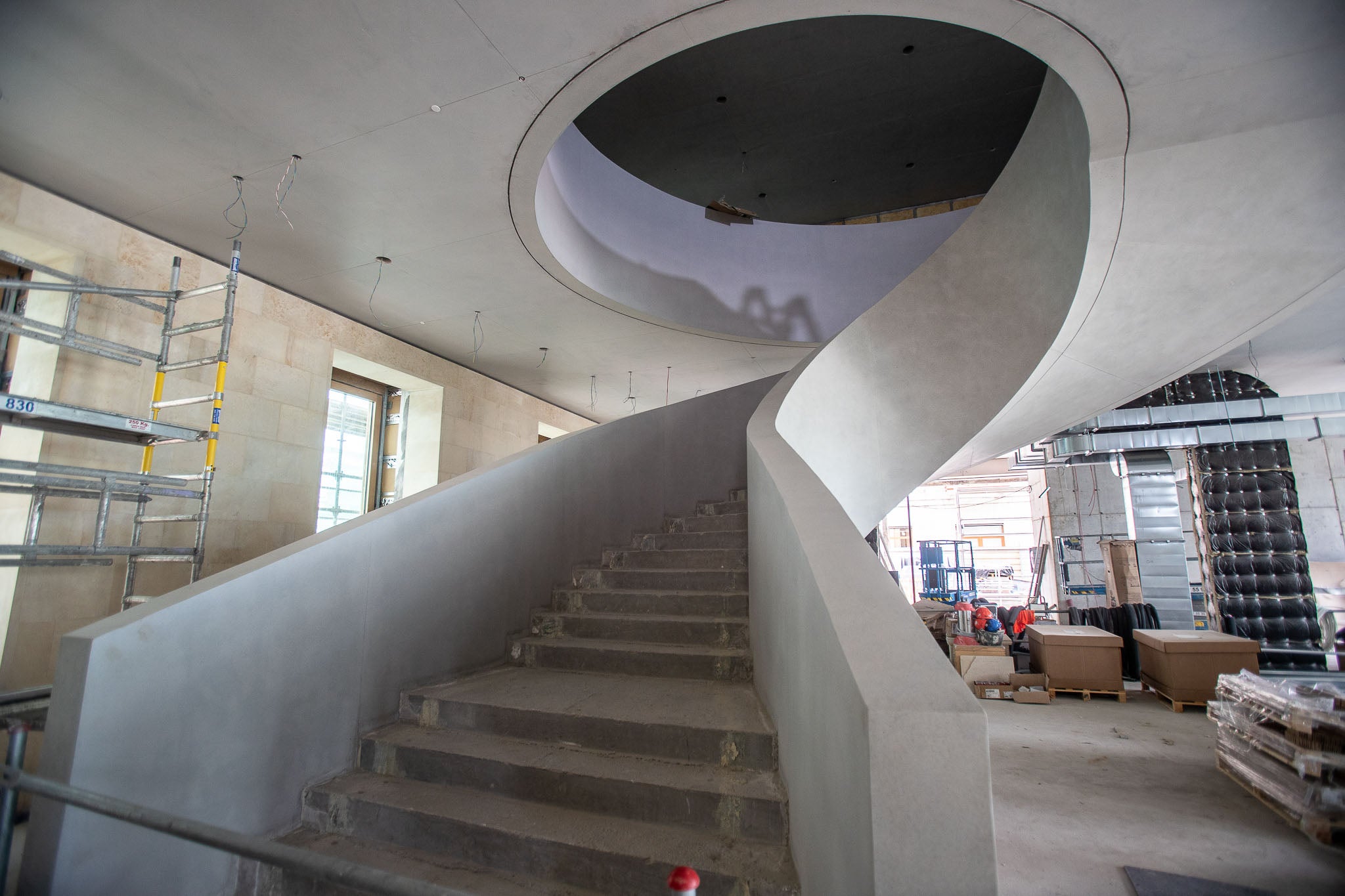 Imagen de la espectacular escalera de diseño helicoidal y hormigón, que constituirá el acceso del visitante desde el vestíbulo del edificio.
