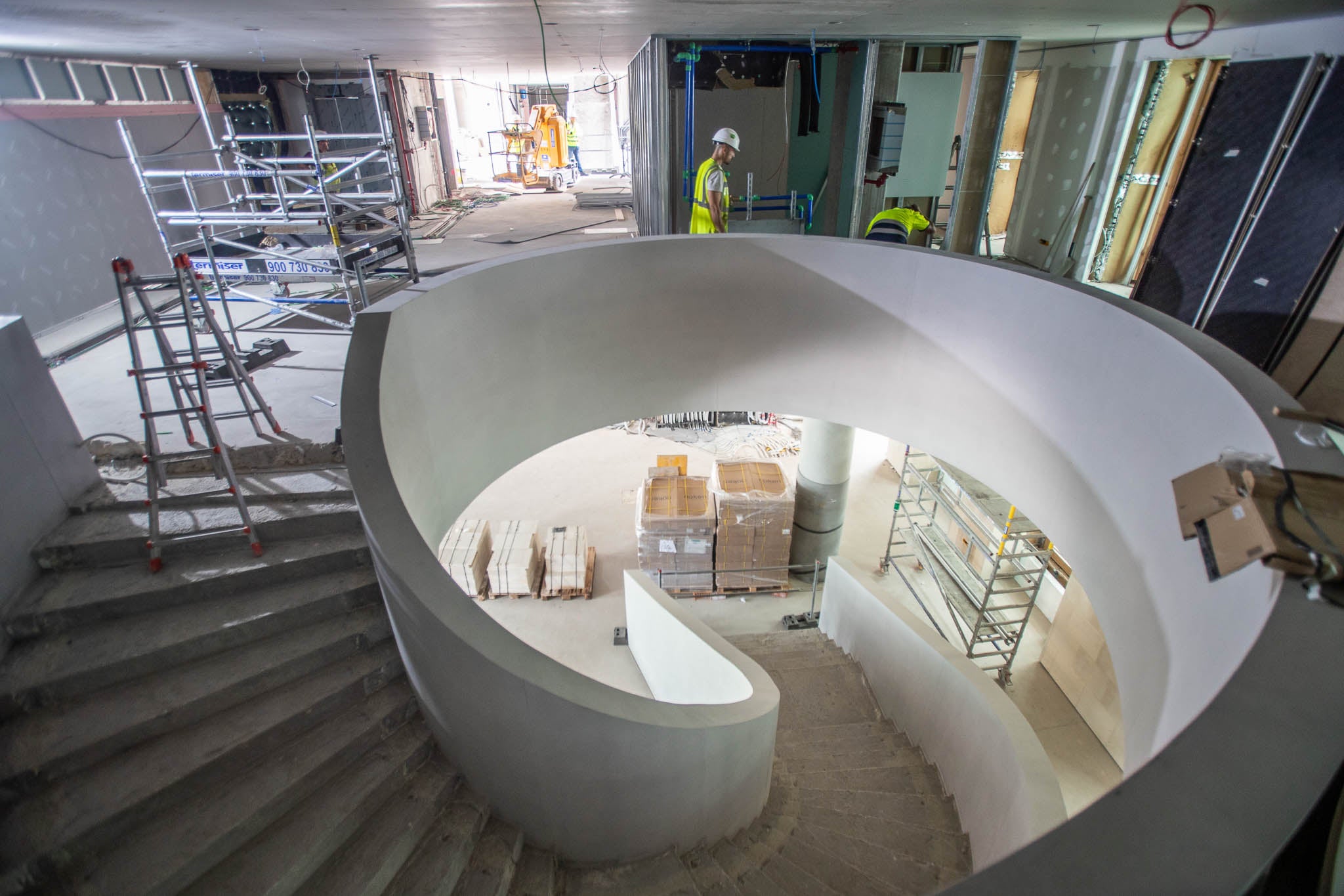 La escalera vista desde arriba. Un intrincado proceso, que comunicará el acceso del vestíbulo principal a la primera planta, a modo de eje principal de recepción de visitante