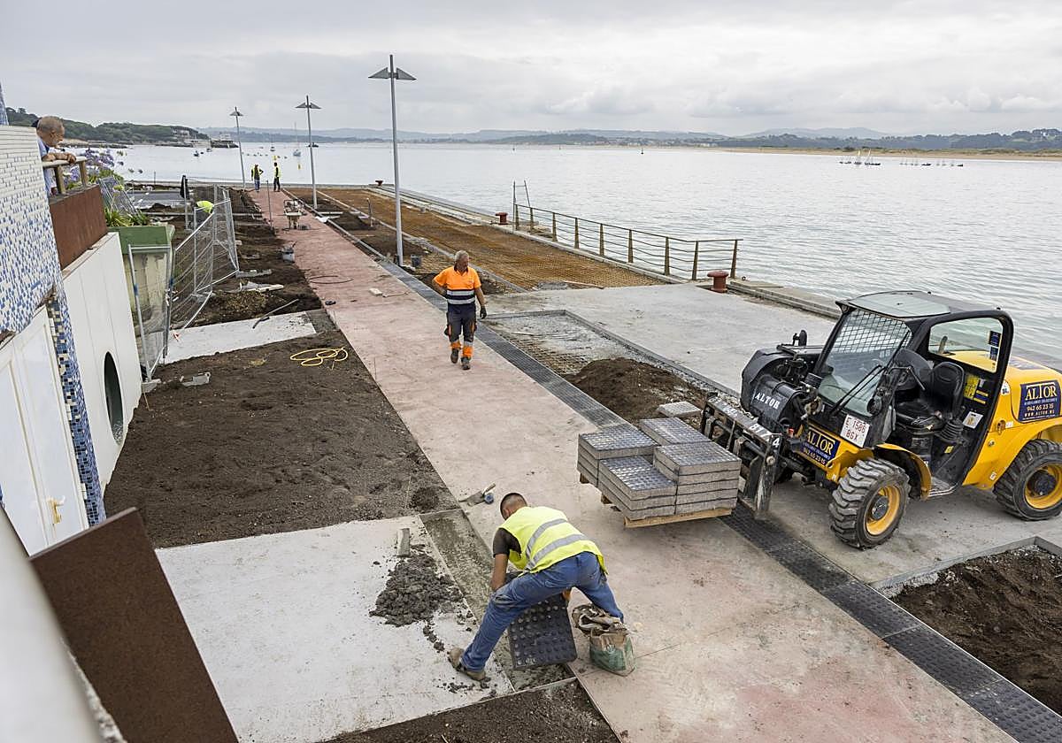 Los trabajadores dan forma al carril bici, las áreas estanciales y las zonas verdes.