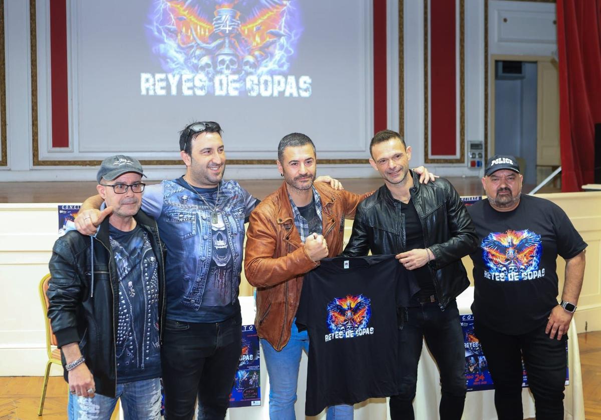 Los cinco integrantes de Reyes de Copas en la presentación de su nueva etapa.