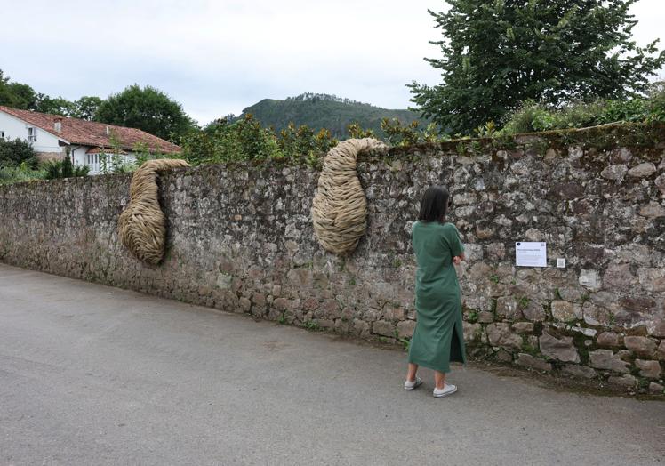 En el muro de los Viveros Escalantes, 'D´entrafuera', de Mª Eugenia Diego, Kokon, relaciona a las especies.