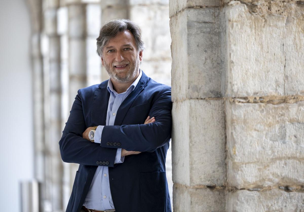 Cristóbal Palacio, en las columnas del patio del Parlamento.