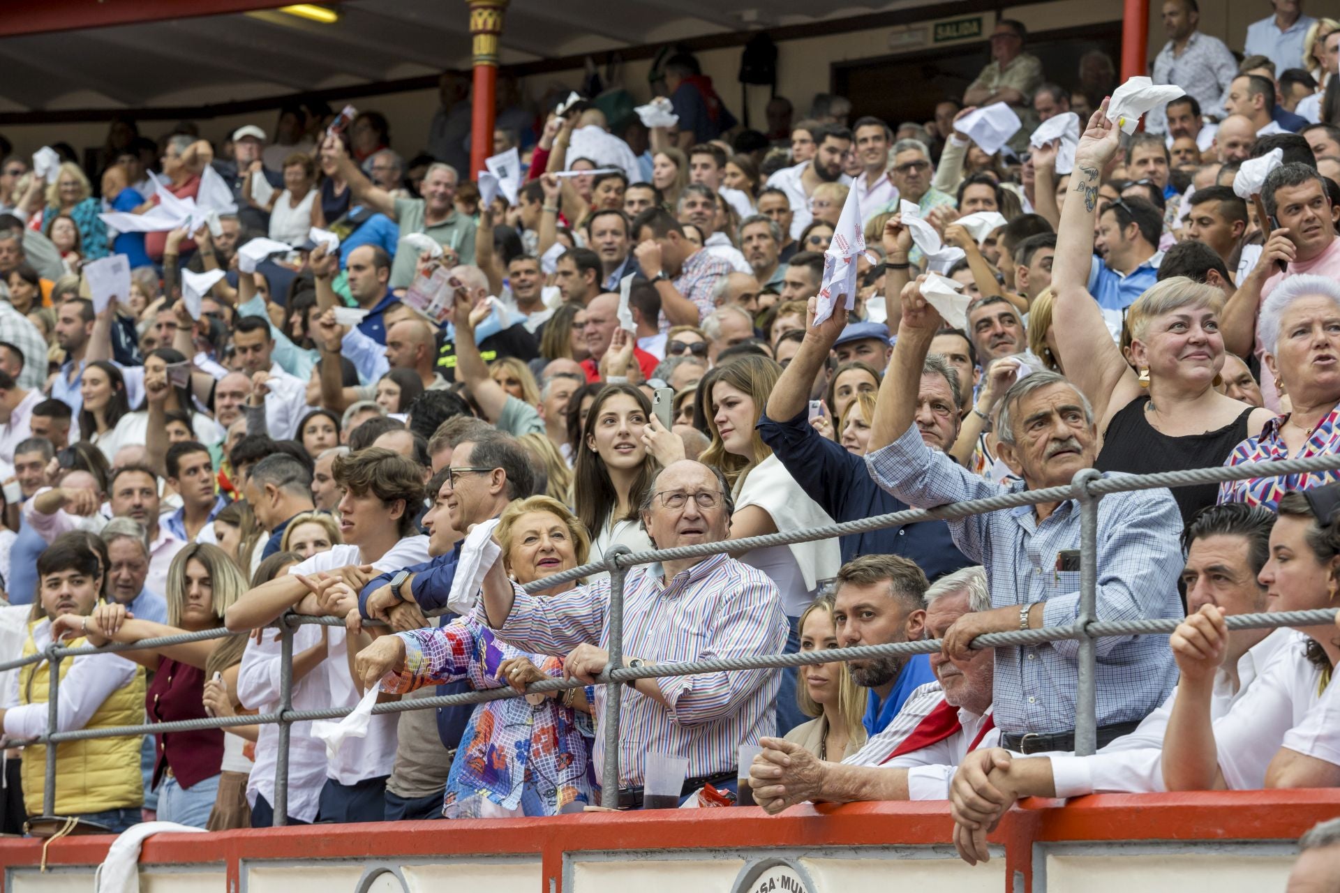 Los aficionados piden la oreja para Diego Ventura.