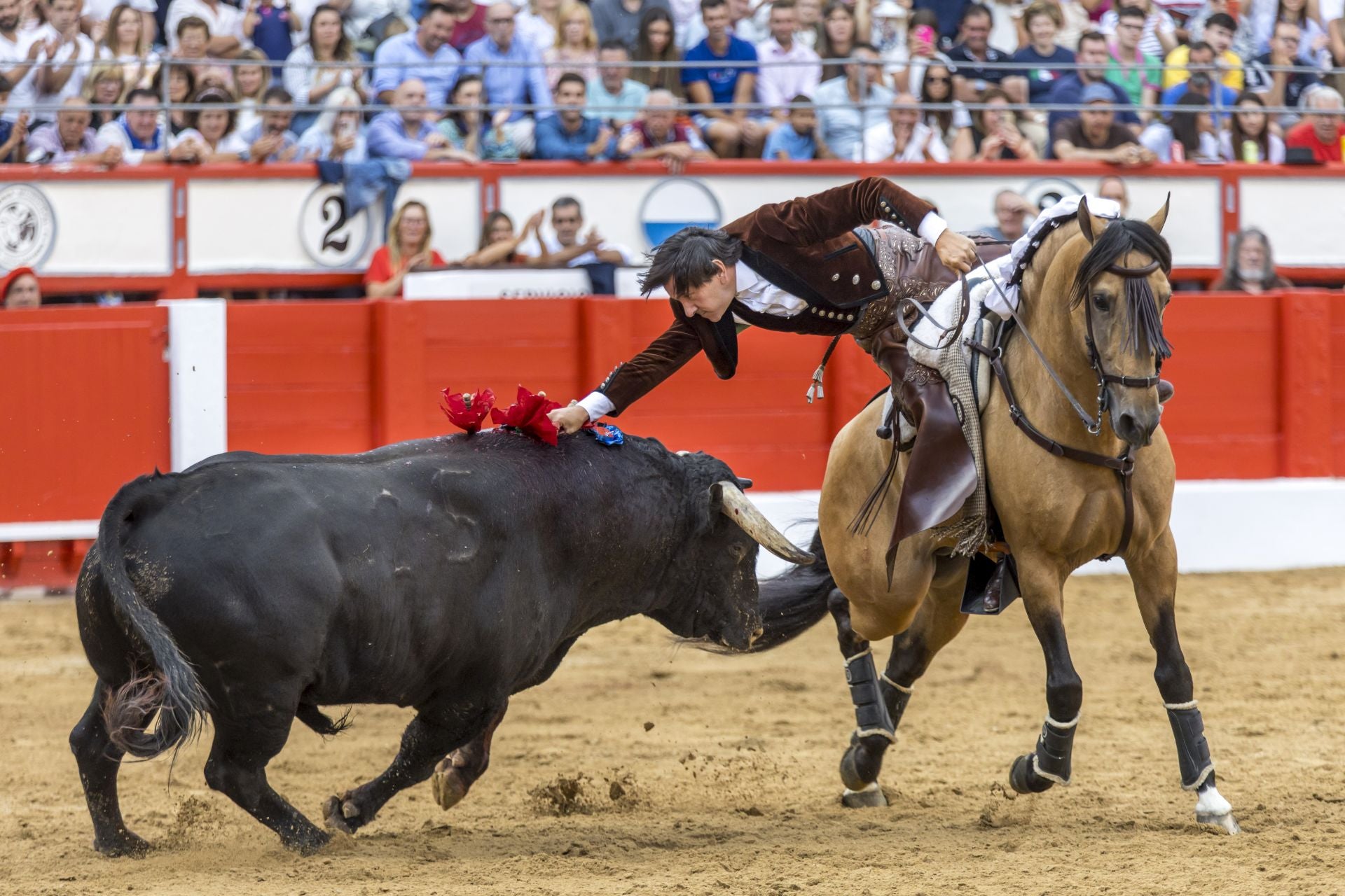 Diego Ventura coloca una rosa al cuarto toro de la tarde.