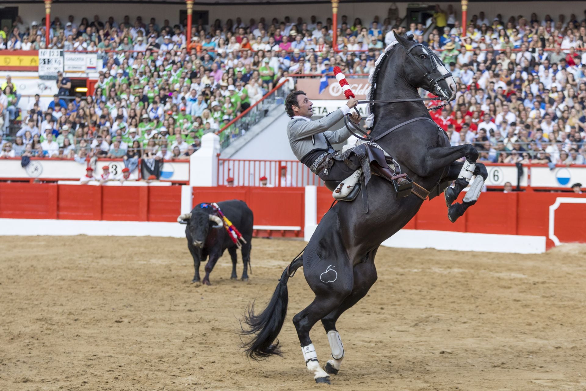 Andy Cartagena pone su caballo a dos patas.