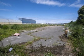 Solar donde se levantaba la antigua discoteca Aqua, vacío desde 2019 y que ahora se pone a la venta.