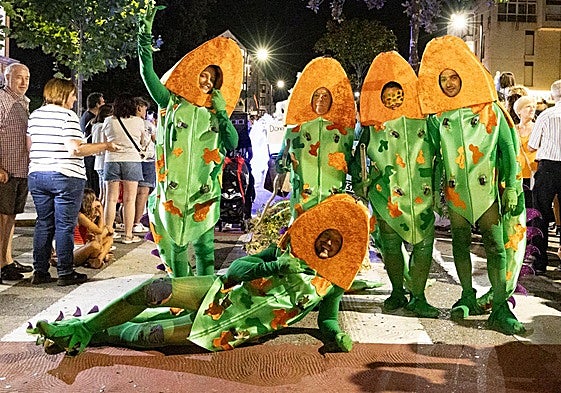 Un grupo disfrazado durante el desfile del verano pasado.