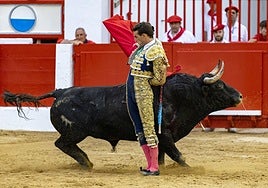 Bernadina de Fernando Adrián en el epílogo de su faena al segundo toro de la tarde, en el que cortó dos orejas.
