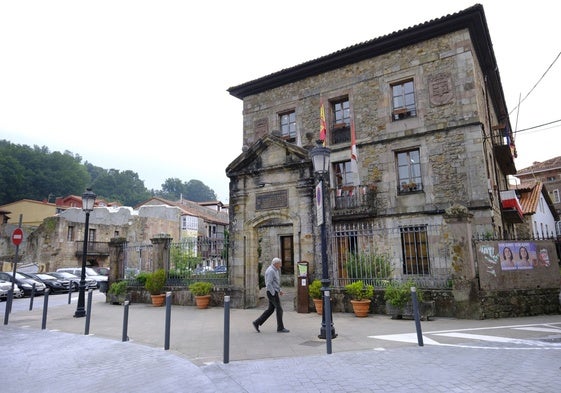 El edificio consistorial de Cabezón de la Sal.