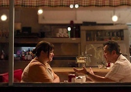 Barbie Ferreira y John Leguizano, en el filme.