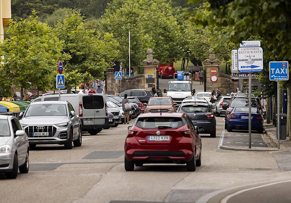 Tráfico a la entrada del Palacio de La Magdalena.