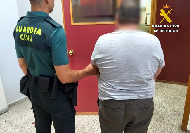 La Guardia Civil deteniene a uno de los integrantes del grupo criminal.