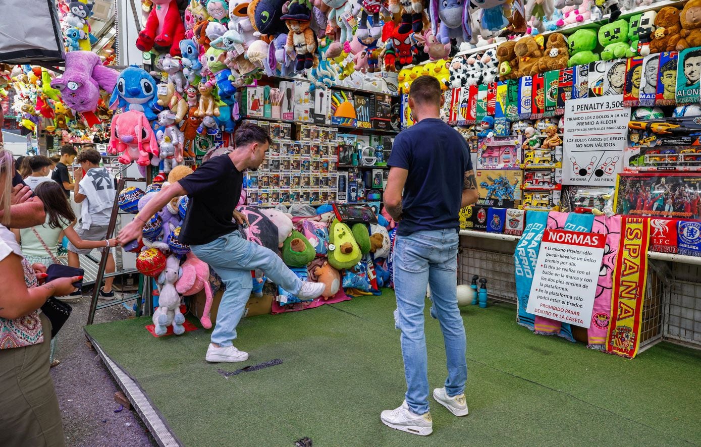 No son once metros, pero las personas tiran un penalti para derribar los bolos.