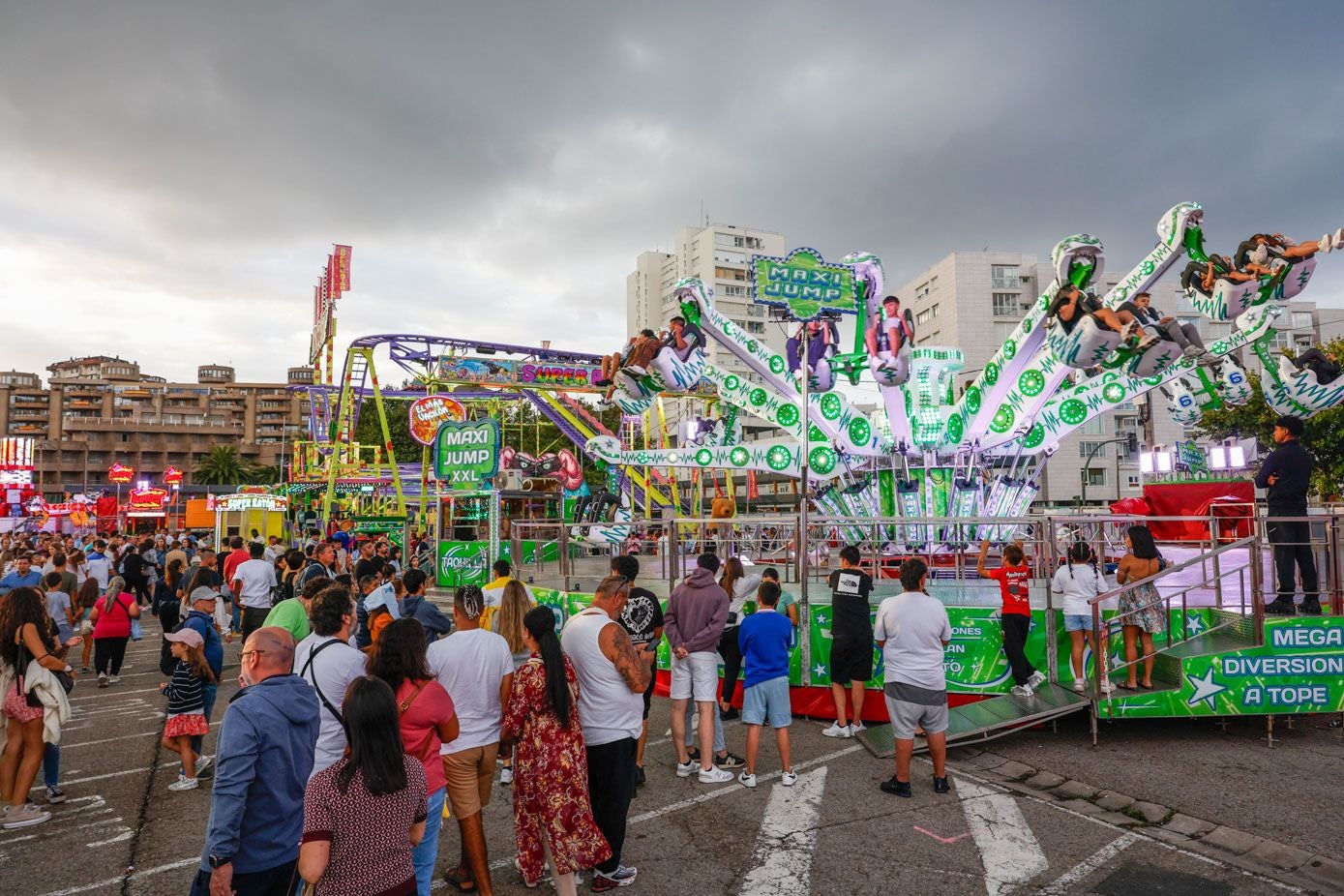 Una multitud de gente se cita cada día en el recinto ferial de El Sardinero.