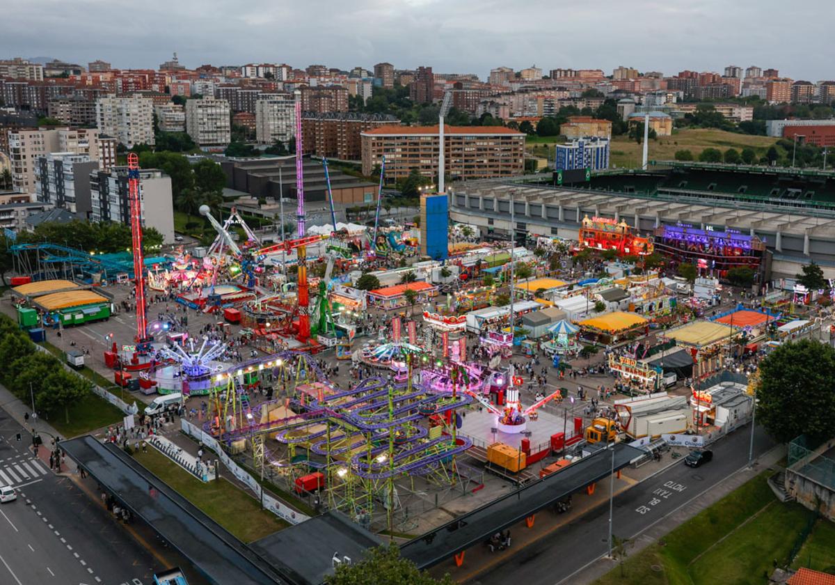 La vista del recinto ferial desde lo alto de la torre Feygón, el edificio con más altura de la ciudad.