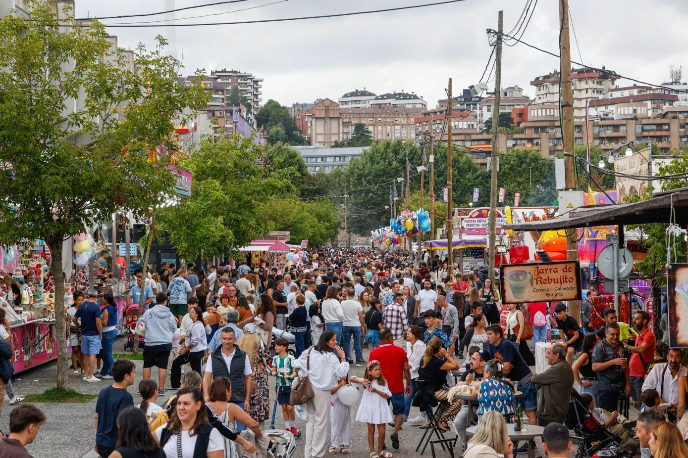 El aparcamiento de El Sardinero, punto de encuentro de multitud de personas.