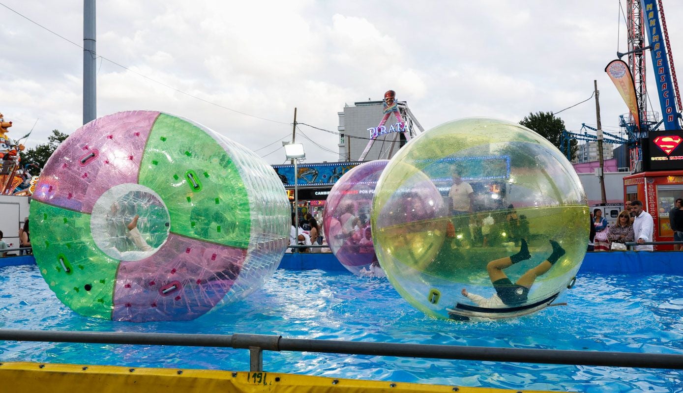 Los más pequeños disfrutan de atracciones con bolas en una piscina.
