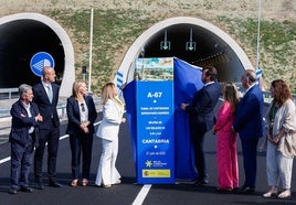 El ministro de Transportes, Óscar Puente, y la presidenta de Cantabria, María José Sáenz de Buruaga, descubren la placa en la inauguración.