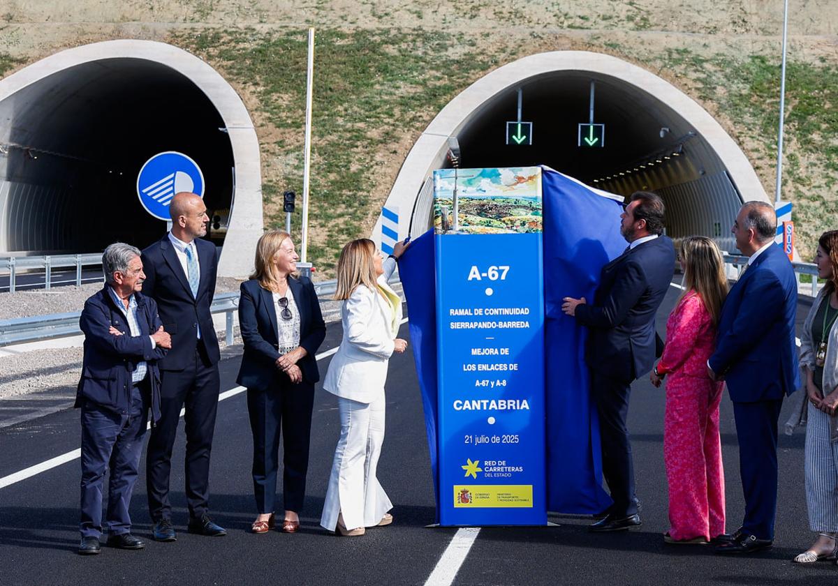 El ministro de Transportes, Óscar Puente, y la presidenta de Cantabria, María José Sáenz de Buruaga, descubren la placa en la inauguración.