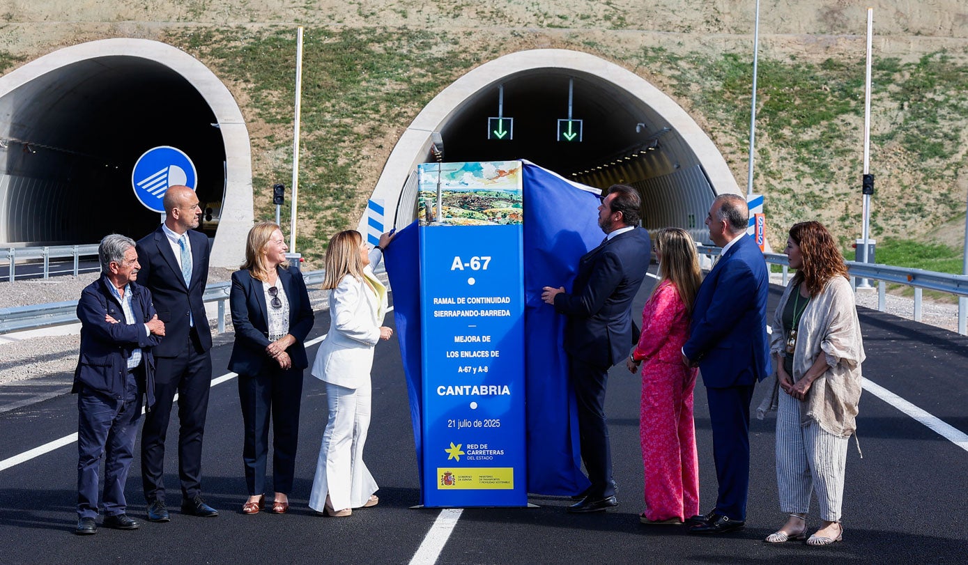 La presidenta de Cantabria, María José Sáenz de Buruaga, y el ministro de Transportes, Óscar Puente, destapan el cartel del nuevo ramal . A su lado, el secretario general del PRC, Miguel Ángel Revilla; el alcalde de Torrelavega, Javier López Estrada; la presidenta del Parlamento, María José González Revuelta (izquierda); la delegada del Gobierno, Eugenia Gómez de Diego; el consejero de Fomento, Roberto Media; y la alcaldesa de Polanco, Rosa Díaz (derecha)