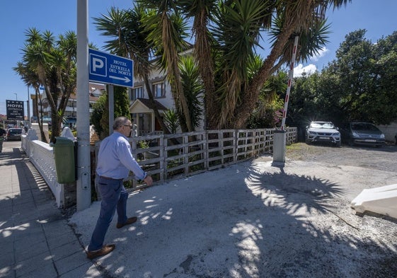 Carlos Cabanzón, director del Hotel Estrella del Norte, muestra uno de los dos aparcamientos del establecimiento.