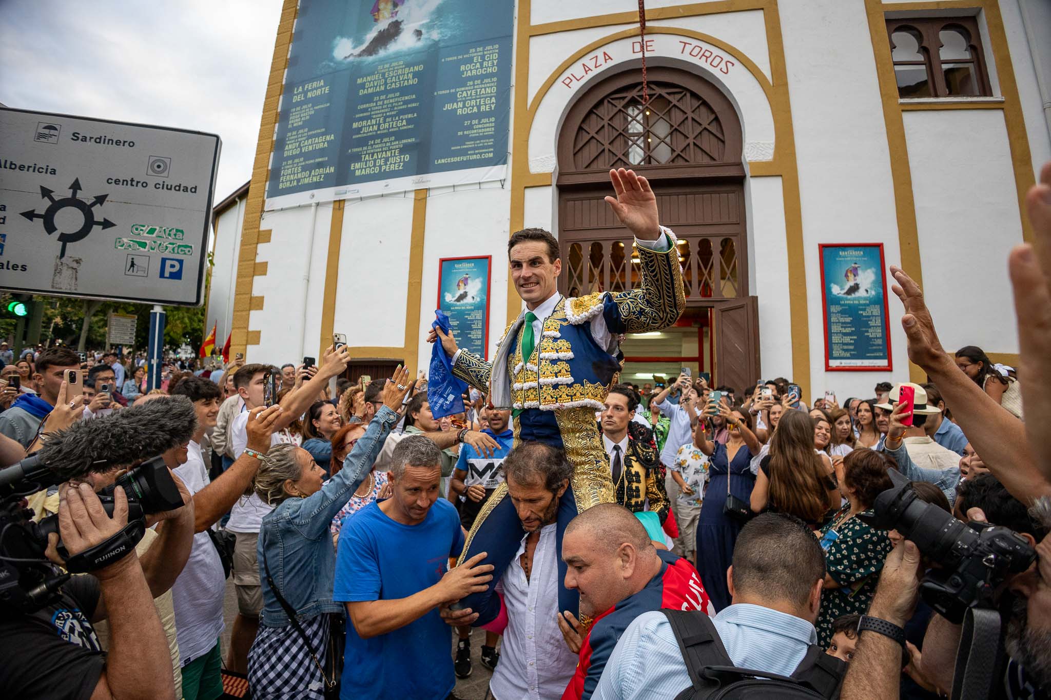 Fernando Adrián sale a hombros tras cortar dos orejas.