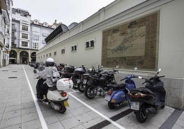 Motos aparcadas en la zona que existe para su estacionamiento junto al Mercado del Este, en Santander.