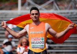 Pablo Delgado, con la bandera de España tras ganar en Bergen el título continental de triple salto en la categoría sub-23.