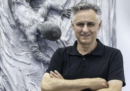 José Cobo Calderón, ante una de sus esculturas, ha publicado sus memorias.