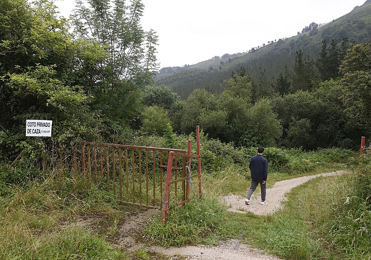 Un hombre camina por la senda donde comenzará la ruta del Cuaternario, terrenos contemplados a su vez dentro de un coto de caza.