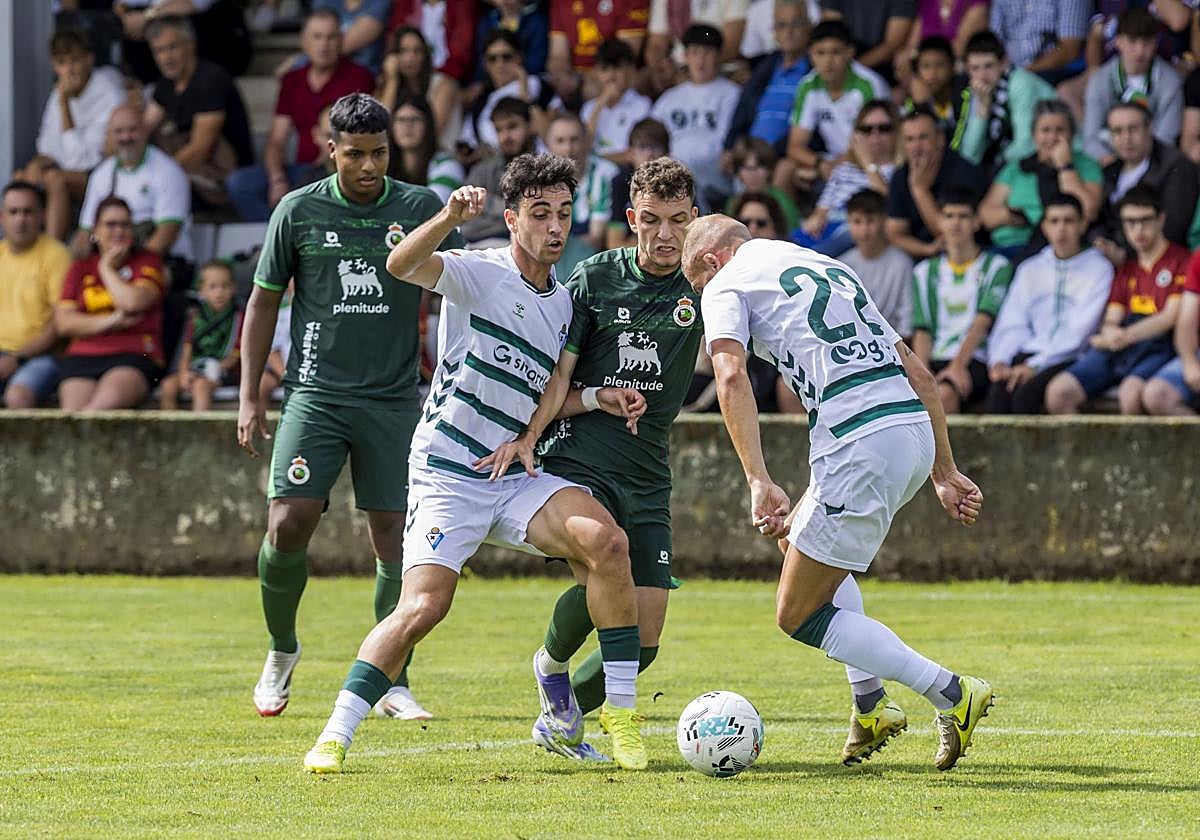 Íñigo Vicente pugna por el balón en El Astillero.