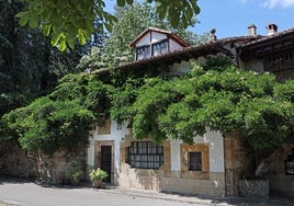 Casa de la escritora Concha Espina ubicada en el corazón de Mazcuerras y a la venta por 895.000 euros.