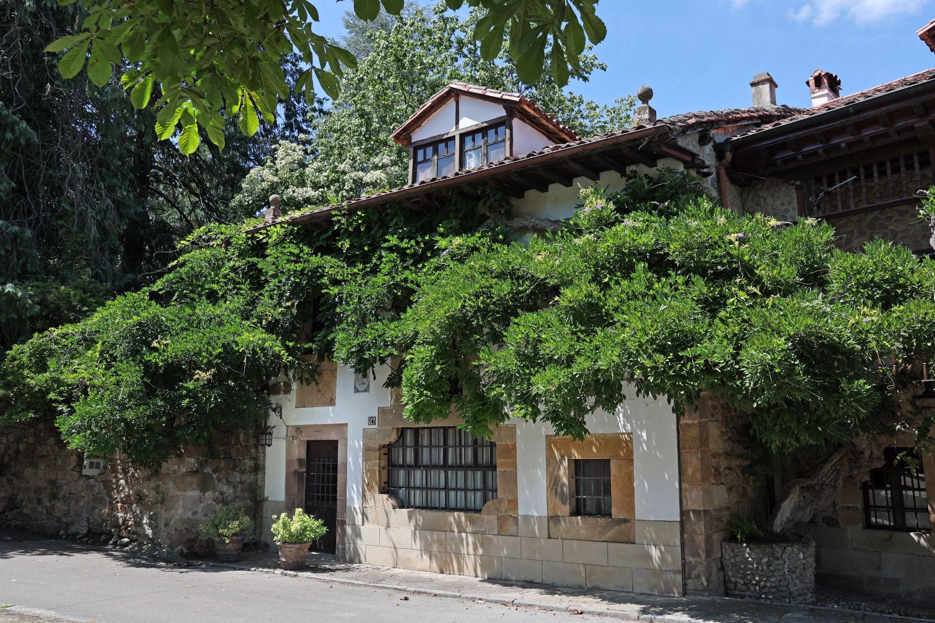 Imagen principal - La familia de Concha Espina pone a la venta su casa de Mazcuerras por 895.000 euros